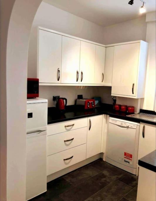 Sunny Seaside Beach House Lytham Centre Sleeps 8 Литам Сент Аннс Екстериор снимка