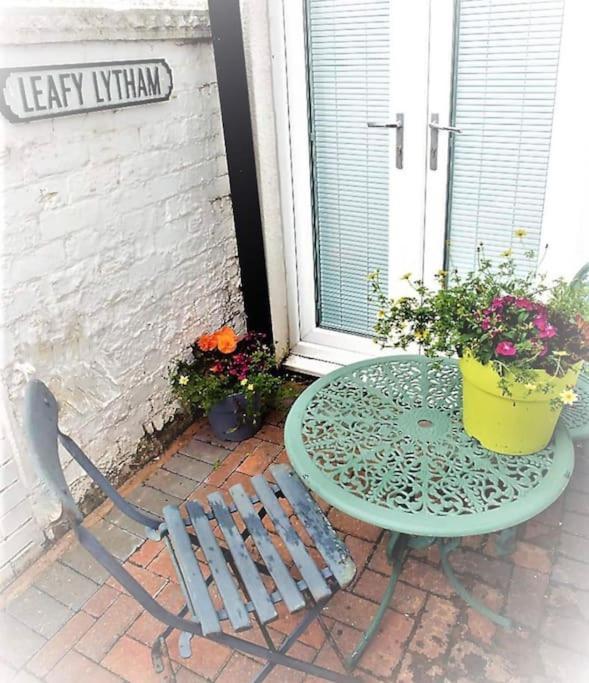 Sunny Seaside Beach House Lytham Centre Sleeps 8 Литам Сент Аннс Екстериор снимка