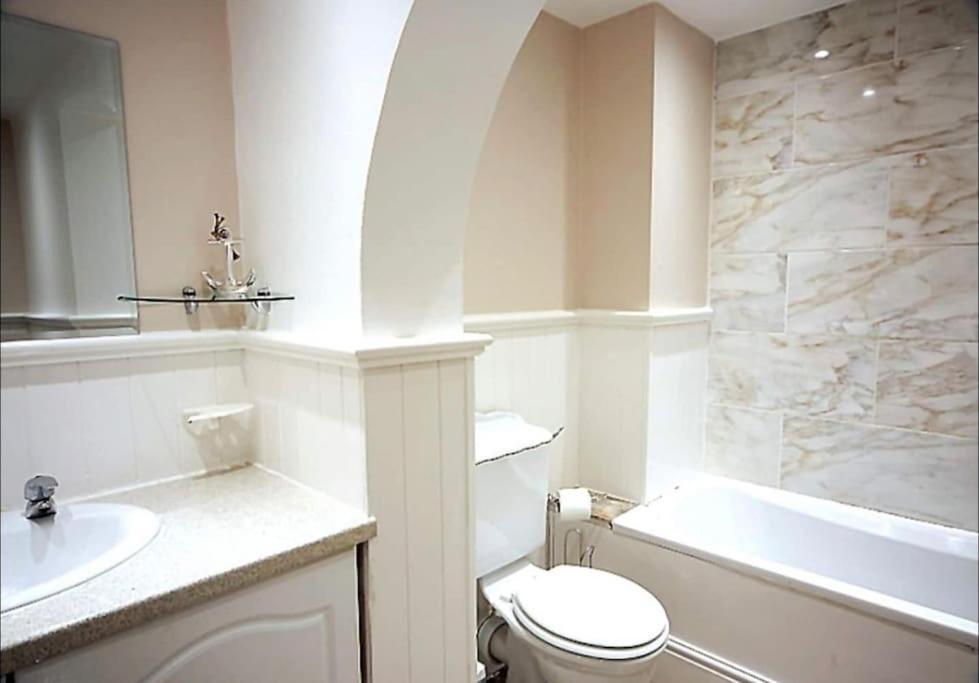 Sunny Seaside Beach House Lytham Centre Sleeps 8 Литам Сент Аннс Екстериор снимка