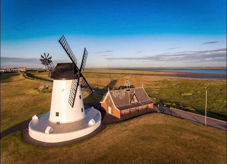 Sunny Seaside Beach House Lytham Centre Sleeps 8 Литам Сент Аннс Екстериор снимка
