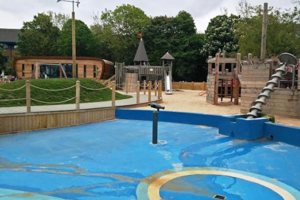 Sunny Seaside Beach House Lytham Centre Sleeps 8 Литам Сент Аннс Екстериор снимка